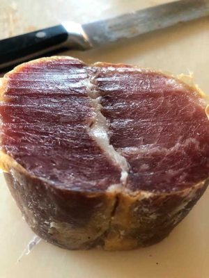 Pieza de lomo ibérico doblada y conservada en manteca